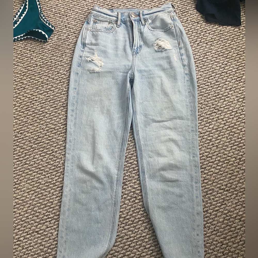 AMERICAN EAGLE MOM JEANS